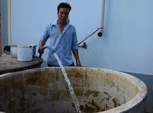 Giá nước 'cắt cổ' mùa khô hạn ảnh 1
