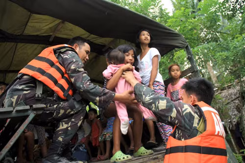 Philippines sơ tán hàng nghìn người do bão lớn ảnh 1