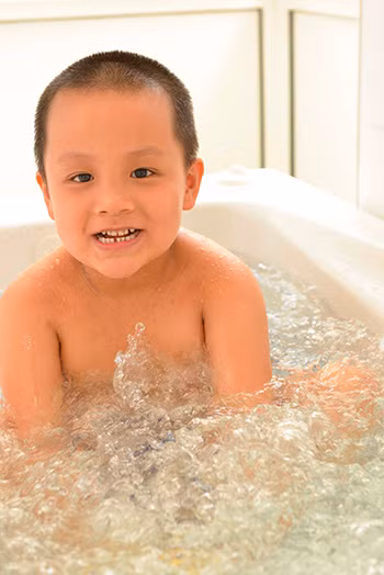 Câu chuyện của cậu bé Việt Nam đầu tiên sang Pháp chữa trị viêm da cơ địa ảnh 1