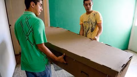 Khủng hoảng, Venezuela chôn cất người thân trong bìa các-tông ảnh 1