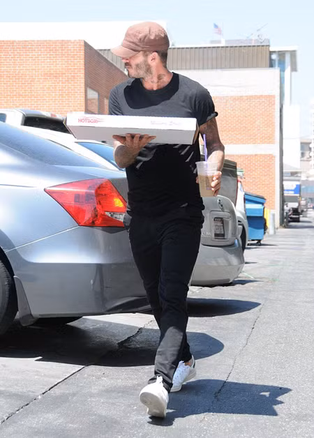Cựu danh thủ David Beckham giản dị đi mua pizza ảnh 1