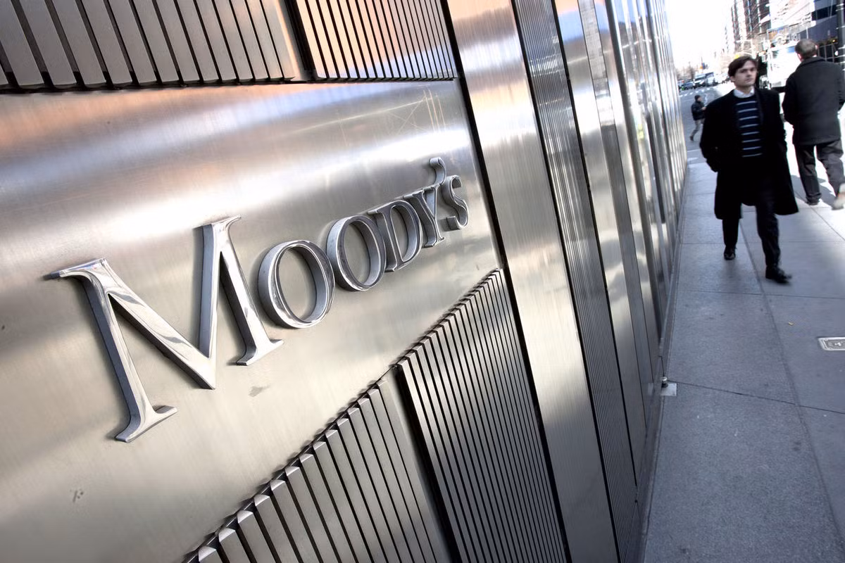 Moody's hạ xếp hạng tiền tệ của Nga ảnh 1