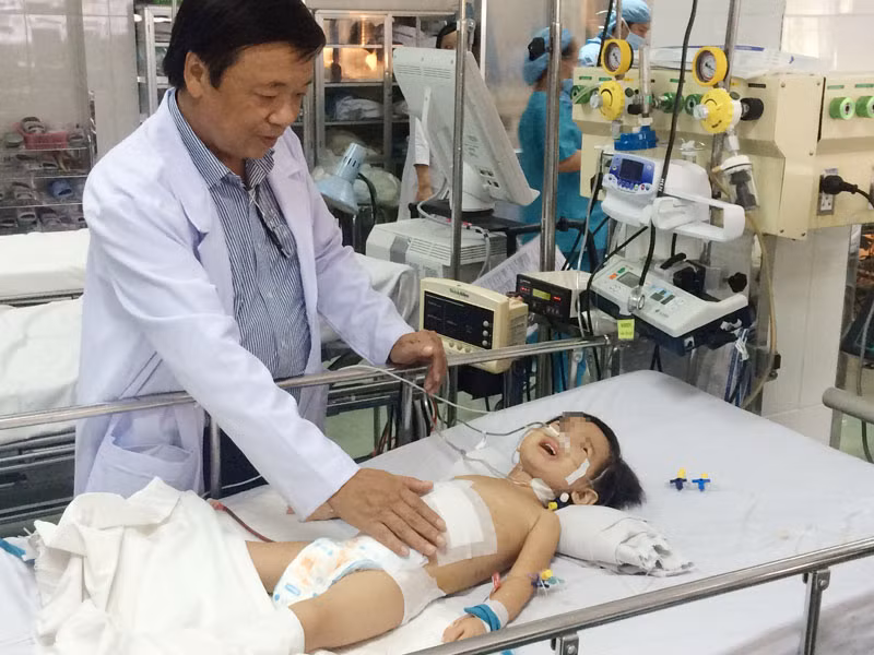 Bóc bướu máu nặng 1,3 kg cho bệnh nhi 2 tuổi ảnh 1