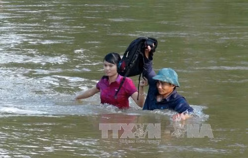 Người dân "đánh đu" tính mạng qua suối dữ ở Điện Biên ảnh 3