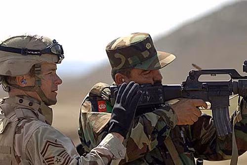 Mỹ giảm quy mô huấn luyện cho phiến quân Syria ảnh 1