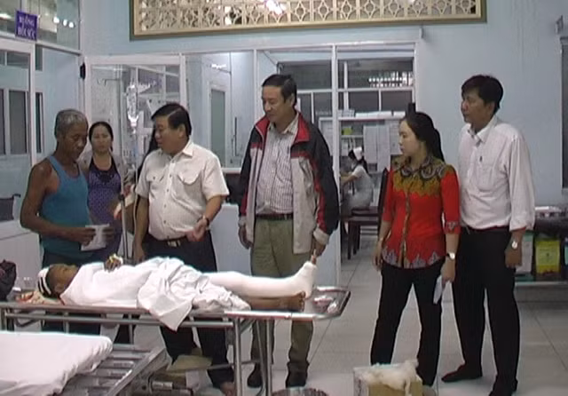 Các học sinh bị thương vụ sập mái che trường tiểu học đã hồi phục ảnh 1