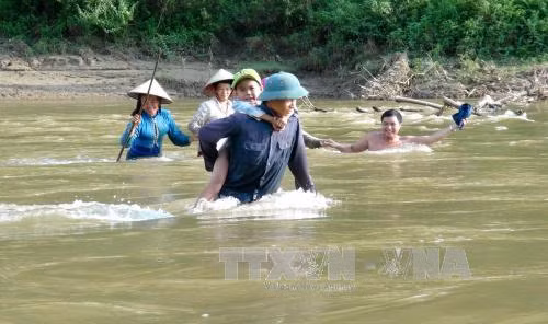 Người dân "đánh đu" tính mạng qua suối dữ ở Điện Biên ảnh 2