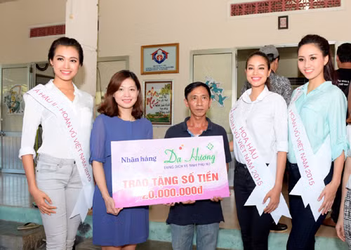  Hoa hậu Phạm Hương giản dị đi làm từ thiện ảnh 2