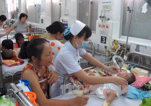 Hai bệnh viện nhi ở TPHCM quá tải ảnh 1