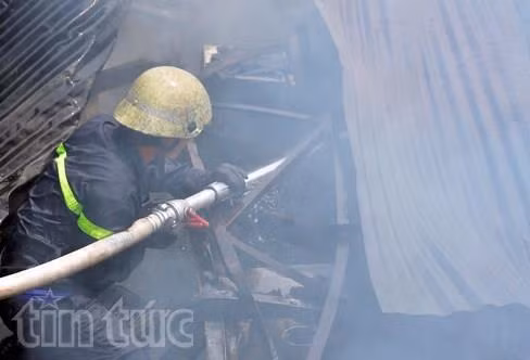 Hỏa hoạn thiêu rụi xưởng may mặc tại TPHCM ảnh 2