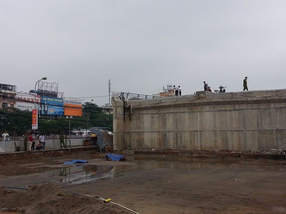 Hà Nội: Người đi xe máy lao khỏi cầu vượt đang thi công, tử vong ảnh 1