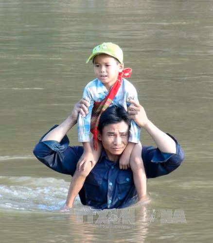 Người dân "đánh đu" tính mạng qua suối dữ ở Điện Biên ảnh 5