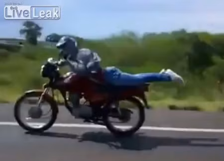 ‘Chơi ngông’ nằm lái xe máy, ngã đau nhớ đời ảnh 1