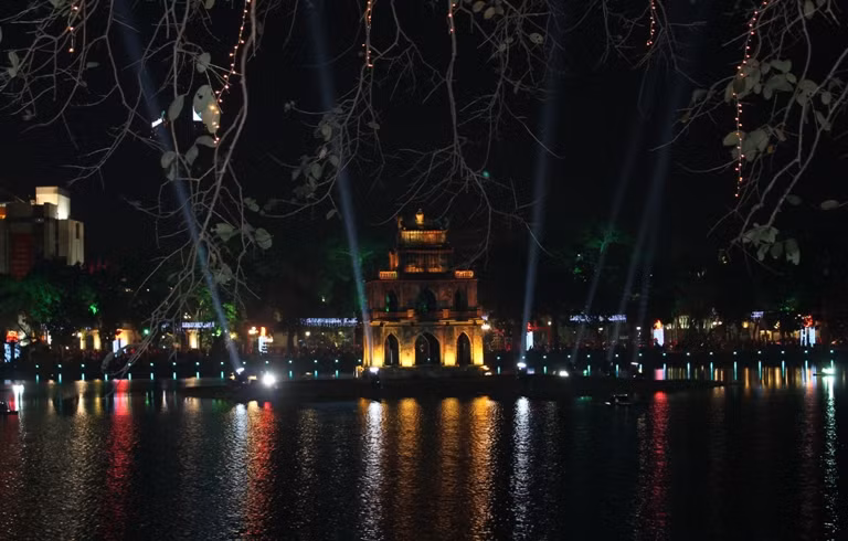 Linh thiêng Hồ Gươm ảnh 1