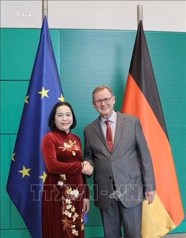Phó Chủ tịch Quốc hội Nguyễn Thị Thanh và Phó Chủ tịch Quốc hội Liên bang Đức Bodo Ramelow. Ảnh: Thu Hằng/PV TTXVN tại Đức