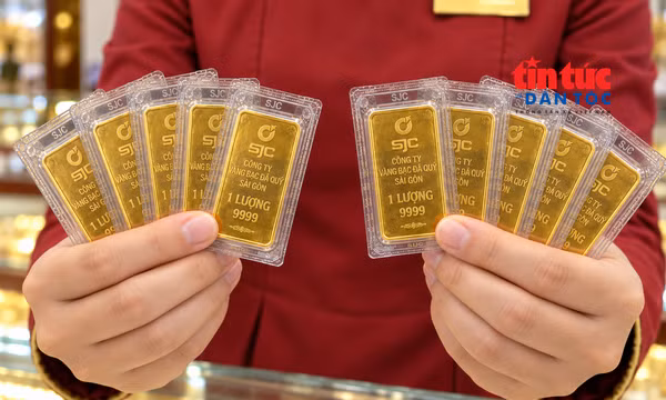 Giá vàng SJC sáng 15/10 đứng yên, thế giới đảo chiều tăng