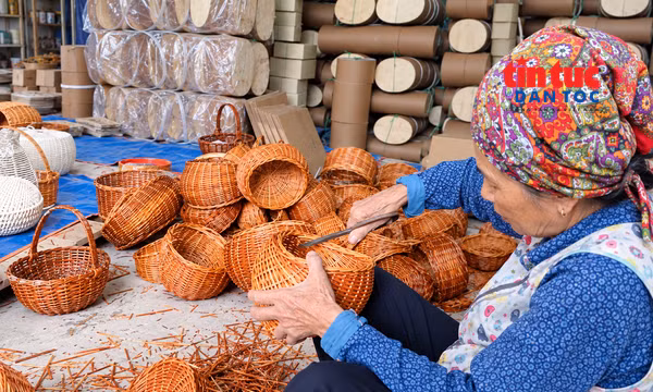 Nghệ nhân làng nghề xã Phượng Dực đang đan giỏ thủ công giới thiệu trên sàn thương mại điện tử.