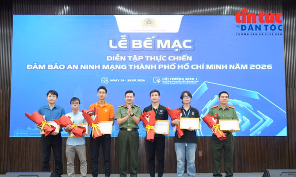 Đại tá Lê Công Anh, Phó Giám đốc Công an TP Hồ Chí Minh trao giải cho các đội đạt giải.