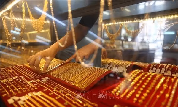 Trang sức vàng được bày bán tại cửa hàng ở Yangon, Myanmar. Ảnh: THX/TTXVN