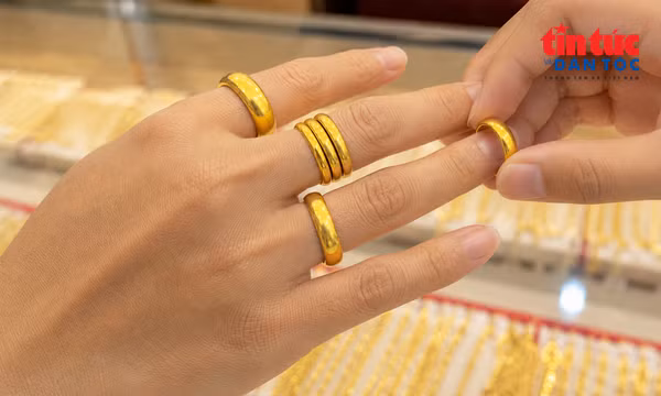 Giá vàng trong nước giảm khi giá thế giới biến động mạnh