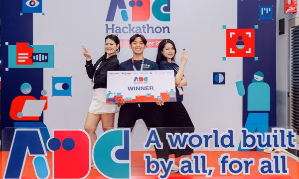 Sinh viên ứng dụng AI hỗ trợ cho người gặp khó trong công việc