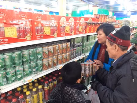 Người dân hào hứng khi hàng Tết về quê ảnh 2