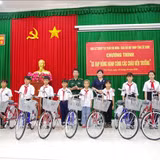 Tặng xe đạp cho học sinh khu vực biên giới