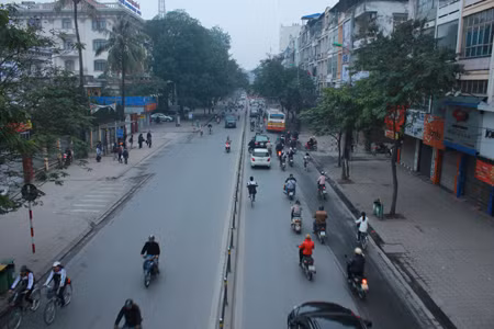Ngày đầu tiên Hà Nội đổi giờ làm: Đường ít tắc ảnh 2