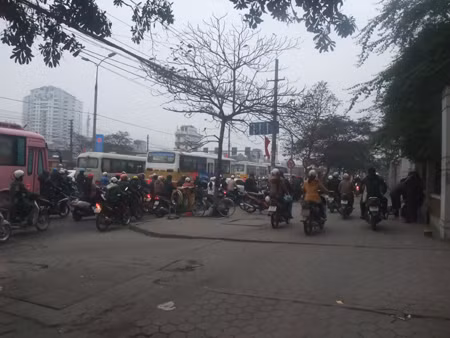 Ngày đầu tiên Hà Nội đổi giờ làm: Đường ít tắc ảnh 11