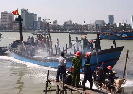 Tàu cá bốc cháy dữ dội trên sông Hàn ảnh 1