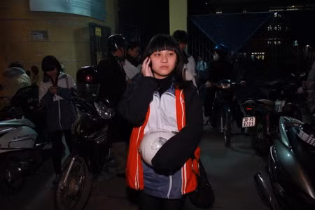 Học sinh tan trường giờ chạng vạng ảnh 2