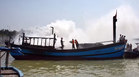 Tàu cá bốc cháy trên sông ảnh 1