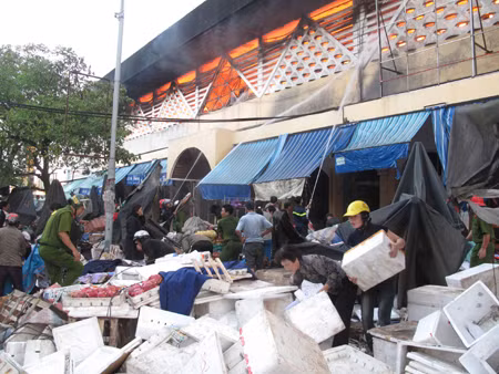 Lửa tiếp tục bao trùm chợ trung tâm Quảng Ngãi ảnh 6