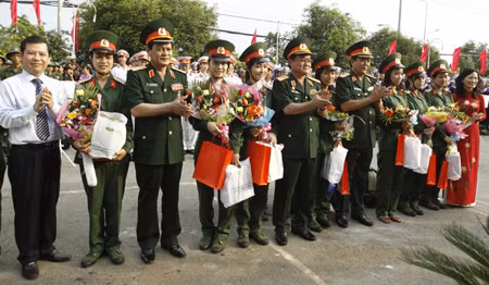 Hàng ngàn thanh niên nô nức lên đường nhập ngũ ảnh 1