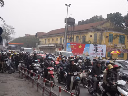 Ngày đầu tiên Hà Nội đổi giờ làm: Đường ít tắc ảnh 5
