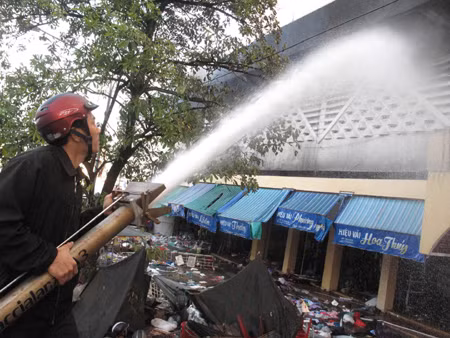 Lửa tiếp tục bao trùm chợ trung tâm Quảng Ngãi ảnh 3