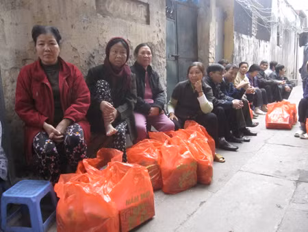 Xóm chạy thận ấm tình trong giá rét ảnh 2