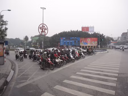 Ngày đầu tiên Hà Nội đổi giờ làm: Đường ít tắc ảnh 4