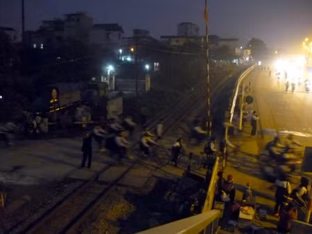 Học sinh tan trường giờ chạng vạng ảnh 8