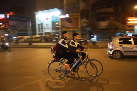 Học sinh tan trường giờ chạng vạng ảnh 12