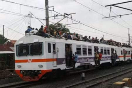 Xua chổi hôi thối trên nóc tàu để ngăn trốn vé ảnh 1
