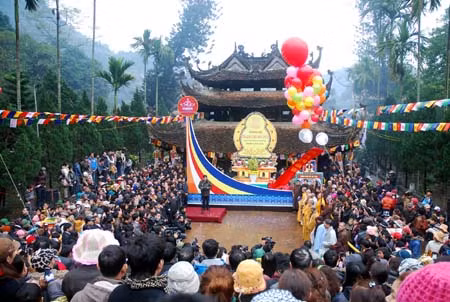 Lễ hội Chùa Hương 2012: Về nơi “Linh sơn phúc địa” ảnh 1