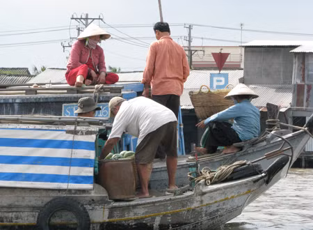 Một ngày trên chợ nổi miền Tây ảnh 1