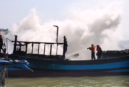 Tàu cá bốc cháy dữ dội trên sông Hàn ảnh 4