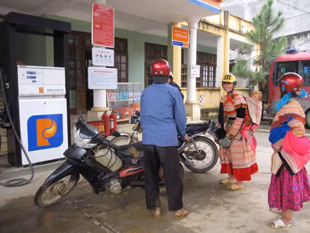 Nhọc nhằn đưa xăng dầu lên vùng cao ảnh 1