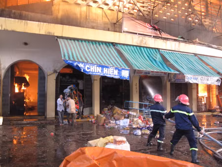 Cháy lớn tại chợ trung tâm ở Quảng Ngãi ảnh 7
