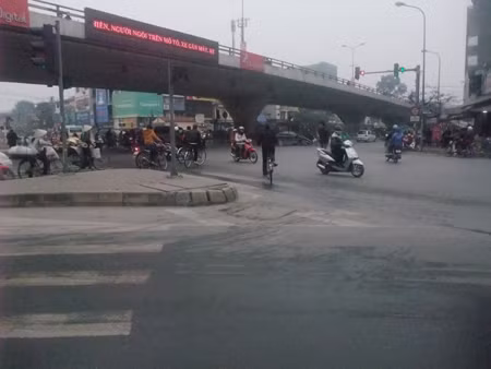 Ngày đầu tiên Hà Nội đổi giờ làm: Đường ít tắc ảnh 10