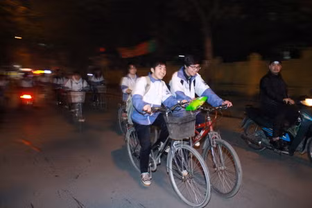 Học sinh tan trường giờ chạng vạng ảnh 6