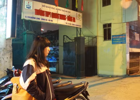 Học sinh tan trường giờ chạng vạng ảnh 11