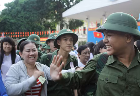 Hàng ngàn thanh niên nô nức lên đường nhập ngũ ảnh 2